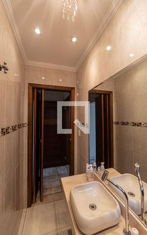 Casa à venda com 200m², 4 quartos e sem vaga Casa à venda com 200m², 4 quartos e sem vagaCorredor