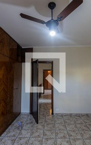 Casa à venda com 200m², 4 quartos e sem vaga Casa à venda com 200m², 4 quartos e sem vagaQuarto 1