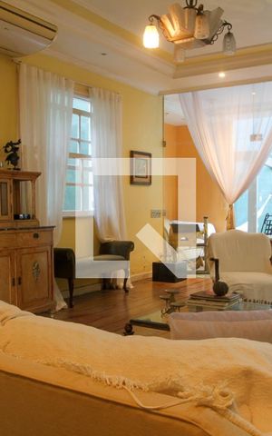 Casa à venda com 411m², 5 quartos e 2 vagas Casa à venda com 411m², 5 quartos e 2 vagasSala
