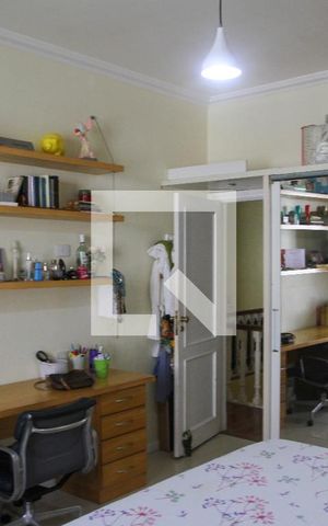 Casa à venda com 411m², 5 quartos e 2 vagas Casa à venda com 411m², 5 quartos e 2 vagasQuarto 4 - Suíte