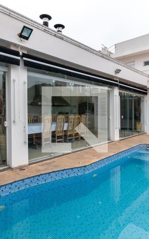 Casa à venda com 700m², 3 quartos e 8 vagasPiscina