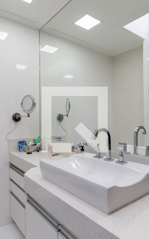 Casa à venda com 700m², 3 quartos e 8 vagasBanheiro da Suíte 1