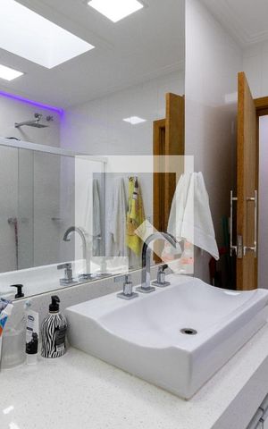 Casa à venda com 700m², 3 quartos e 8 vagasBanheiro da Suíte 1