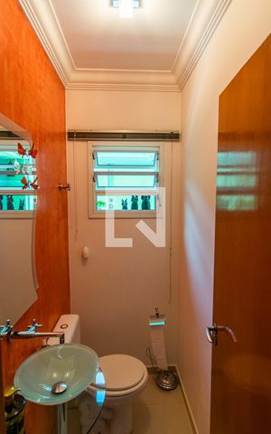 Casa à venda com 300m², 4 quartos e 5 vagas Casa à venda com 300m², 4 quartos e 5 vagasLavabo