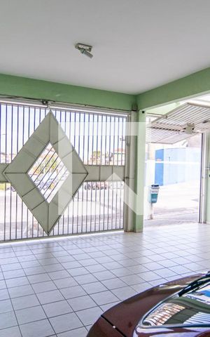 Casa à venda com 300m², 4 quartos e 5 vagas Casa à venda com 300m², 4 quartos e 5 vagasGaragem