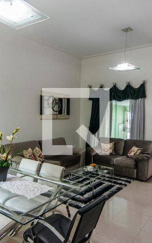 Casa à venda com 300m², 4 quartos e 5 vagas Casa à venda com 300m², 4 quartos e 5 vagasSala
