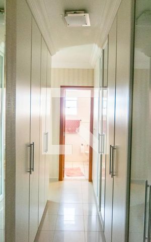 Casa à venda com 300m², 4 quartos e 5 vagas Casa à venda com 300m², 4 quartos e 5 vagasSuíte 1