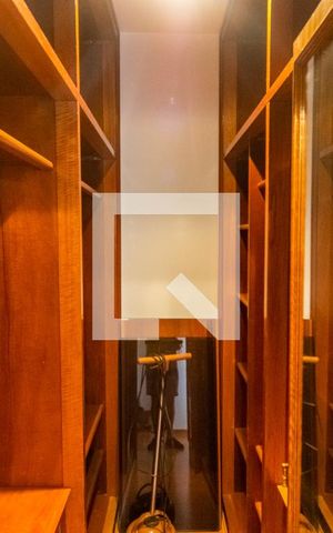 Casa à venda com 250m², 3 quartos e 4 vagas Casa à venda com 250m², 3 quartos e 4 vagasCloset