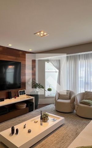 Casa à venda com 350m², 4 quartos e 2 vagas Casa à venda com 350m², 4 quartos e 2 vagasSala de TV