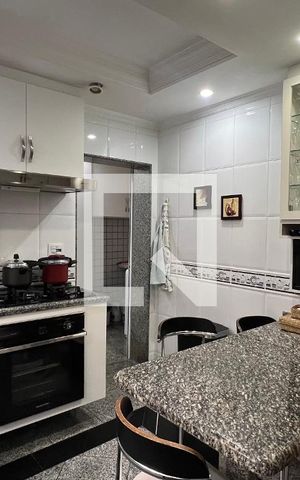 Casa à venda com 350m², 4 quartos e 2 vagas Casa à venda com 350m², 4 quartos e 2 vagasCozinha