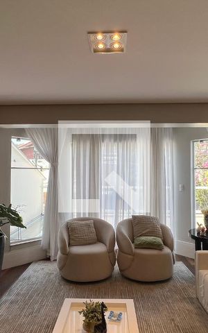 Casa à venda com 350m², 4 quartos e 2 vagas Casa à venda com 350m², 4 quartos e 2 vagasSala de TV