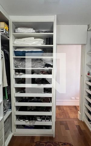 Casa à venda com 350m², 4 quartos e 2 vagas Casa à venda com 350m², 4 quartos e 2 vagasCloset da Master