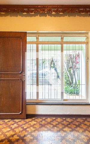 Casa à venda com 250m², 4 quartos e 3 vagas Casa à venda com 250m², 4 quartos e 3 vagasEscritório
