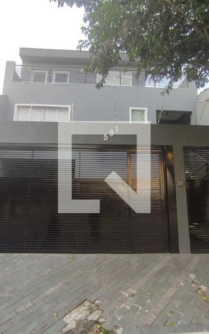 Casa à venda com 300m², 4 quartos e 2 vagas Casa à venda com 300m², 4 quartos e 2 vagasFachada