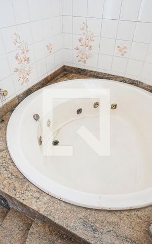 Casa à venda com 307m², 6 quartos e 3 vagas Casa à venda com 307m², 6 quartos e 3 vagasBanheiro