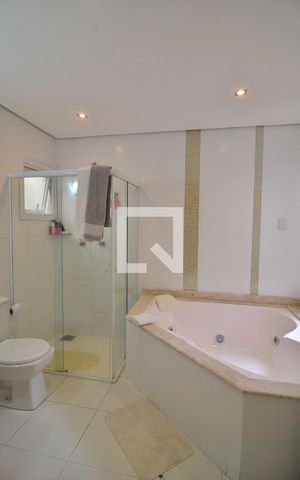 Casa à venda com 240m², 5 quartos e 3 vagasBanheiro suíte 2