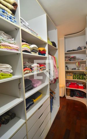 Casa à venda com 240m², 5 quartos e 3 vagasCloset