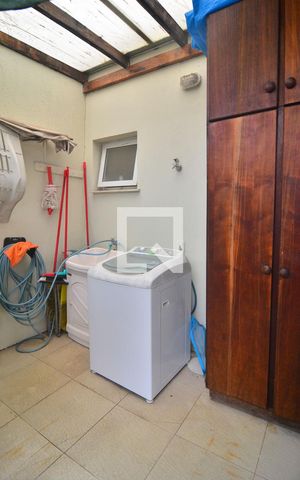Casa à venda com 240m², 5 quartos e 3 vagasÁrea de serviço