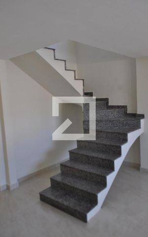 Casa para alugar com 250m², 4 quartos e 2 vagasEscada de Acesso ao Segundo Andar