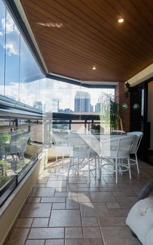 Apartamento à venda com 248m², 4 quartos e 3 vagasVaranda