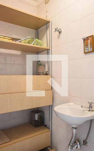 Apartamento para alugar com 240m², 4 quartos e 3 vagas Apartamento para alugar com 240m², 4 quartos e 3 vagasBanheiro de Serviço