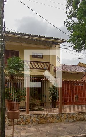 Casa à venda com 278m², 3 quartos e 2 vagas Casa à venda com 278m², 3 quartos e 2 vagasFachada