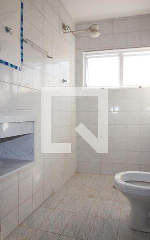 Casa à venda com 240m², 4 quartos e 4 vagasBanheiro da Suíte do Fundo