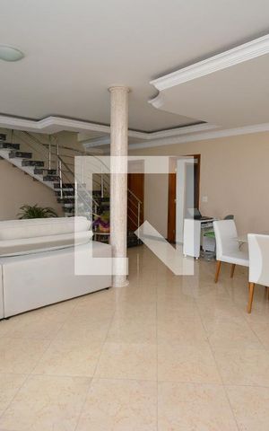Casa à venda com 254m², 3 quartos e 5 vagas Casa à venda com 254m², 3 quartos e 5 vagasSala