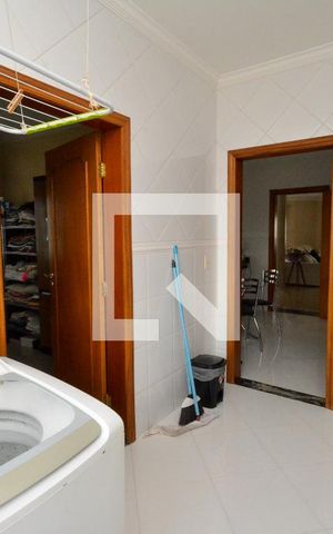 Casa à venda com 254m², 3 quartos e 5 vagas Casa à venda com 254m², 3 quartos e 5 vagasÁrea de Serviço