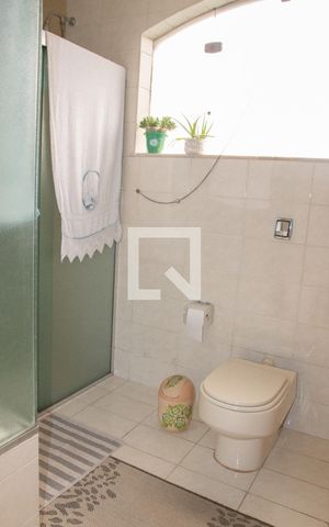 Casa à venda com 360m², 3 quartos e 6 vagasBanheiro do Quarto 1