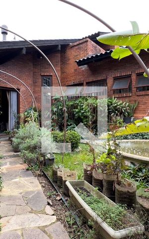 Casa à venda com 250m², 5 quartos e 4 vagas Casa à venda com 250m², 5 quartos e 4 vagasJardim
