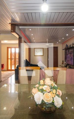 Casa à venda com 160m², 3 quartos e 5 vagas Casa à venda com 160m², 3 quartos e 5 vagasSala
