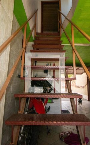 Casa à venda com 160m², 3 quartos e 5 vagas Casa à venda com 160m², 3 quartos e 5 vagasEscada