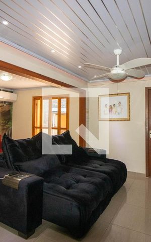 Casa à venda com 160m², 3 quartos e 5 vagas Casa à venda com 160m², 3 quartos e 5 vagasSala