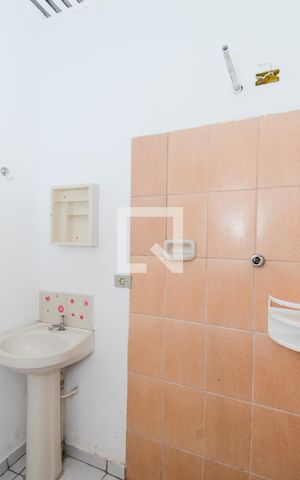 Casa de condomínio para alugar com 34m², 1 quarto e sem vagaBanheiro