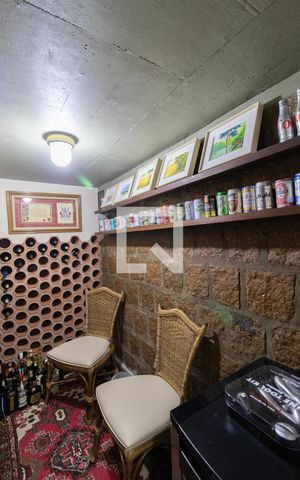 Casa à venda com 430m², 4 quartos e 4 vagas Casa à venda com 430m², 4 quartos e 4 vagasAdega