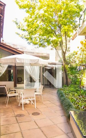Casa à venda com 430m², 4 quartos e 4 vagas Casa à venda com 430m², 4 quartos e 4 vagasÁrea Externa