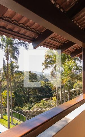 Casa à venda com 430m², 4 quartos e 4 vagas Casa à venda com 430m², 4 quartos e 4 vagasVaranda