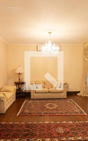 Casa à venda com 430m², 4 quartos e 4 vagas Casa à venda com 430m², 4 quartos e 4 vagasSala