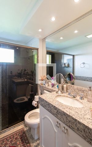 Casa à venda com 430m², 4 quartos e 4 vagas Casa à venda com 430m², 4 quartos e 4 vagasBanheiro Corredor
