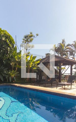 Casa à venda com 430m², 4 quartos e 4 vagas Casa à venda com 430m², 4 quartos e 4 vagasPiscina