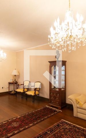 Casa à venda com 430m², 4 quartos e 4 vagas Casa à venda com 430m², 4 quartos e 4 vagasSala