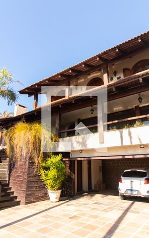 Casa à venda com 430m², 4 quartos e 4 vagas Casa à venda com 430m², 4 quartos e 4 vagasFachada