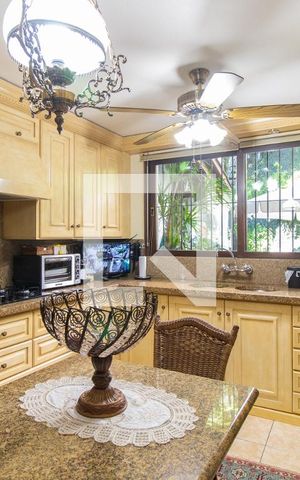 Casa à venda com 430m², 4 quartos e 4 vagas Casa à venda com 430m², 4 quartos e 4 vagasCozinha e Área de Serviço