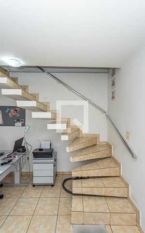 Casa à venda com 203m², 2 quartos e 5 vagas Casa à venda com 203m², 2 quartos e 5 vagasEscada