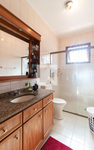 Casa à venda com 279m², 4 quartos e 4 vagas Casa à venda com 279m², 4 quartos e 4 vagasBanheiro Corredor