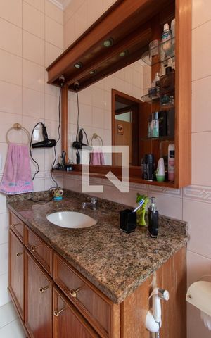 Casa à venda com 279m², 4 quartos e 4 vagas Casa à venda com 279m², 4 quartos e 4 vagasBanheiro Corredor