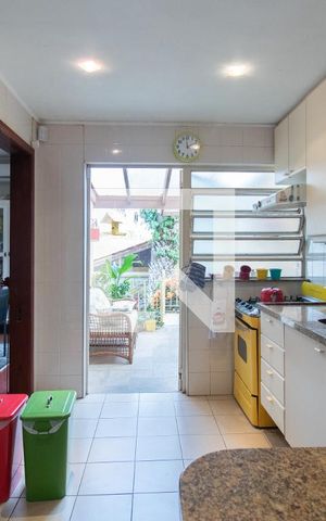Casa à venda com 279m², 4 quartos e 4 vagas Casa à venda com 279m², 4 quartos e 4 vagasCozinha