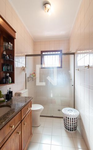 Casa à venda com 279m², 4 quartos e 4 vagas Casa à venda com 279m², 4 quartos e 4 vagasBanheiro Corredor