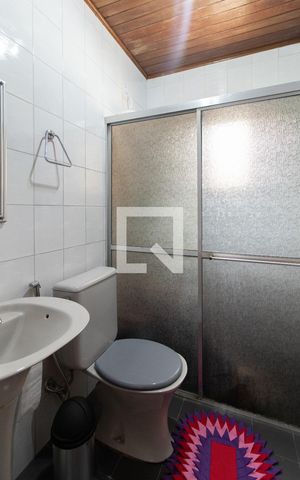Casa à venda com 279m², 4 quartos e 4 vagas Casa à venda com 279m², 4 quartos e 4 vagasBanheiro